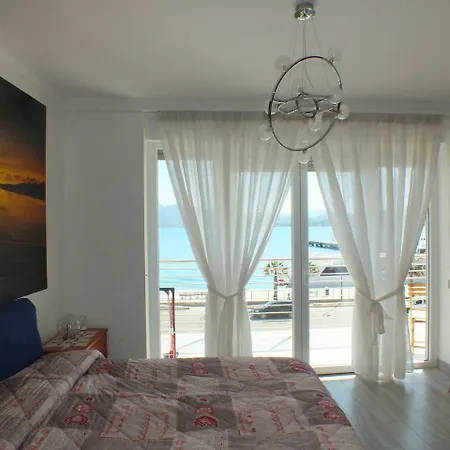Seafront Apartment *